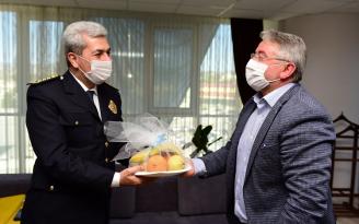 BAŞKANDAN POLİSE MEYVELİ KUTLAMA