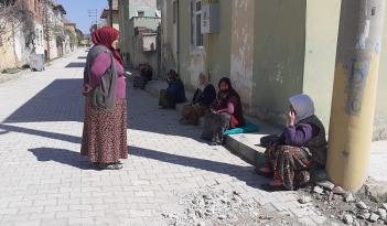 KOMŞULAR SOSYAL MESAFEYE UYDU