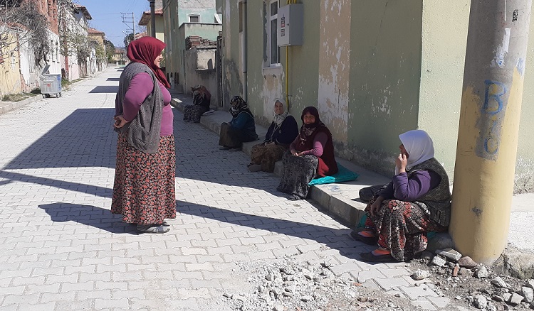 KOMŞULAR SOSYAL MESAFEYE UYDU