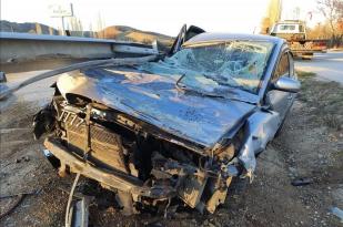 OTOMOBİL BARİYERLERE ÇARPTI: 1 YARALI