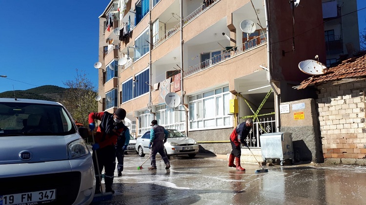KARANTİNADAKİ APARTMANIN ETRAFI YIKANDI