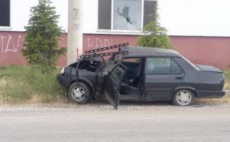 DİREĞE ÇARPAN SÜRÜCÜ YARALANDI
