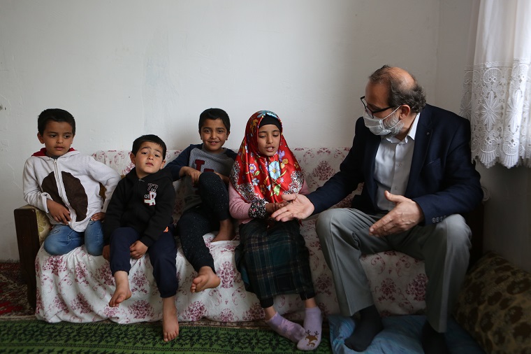 YETİM ÇOCUKLARA ELİNİ UZATTI