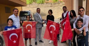 CHP’DEN GENÇLERE NUTUK VE BAYRAK