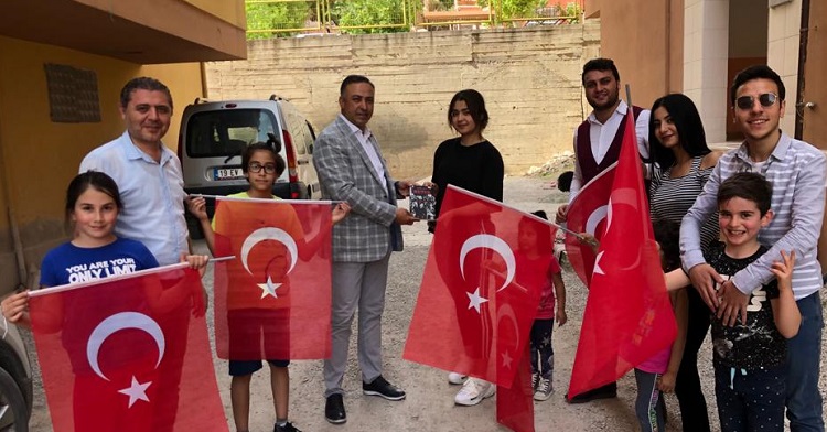 CHP’DEN GENÇLERE NUTUK VE BAYRAK