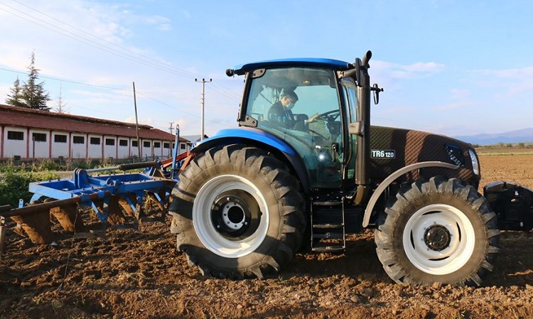 VALİ ÇİFTÇİ TRAKTÖRLE MISIR EKTİ