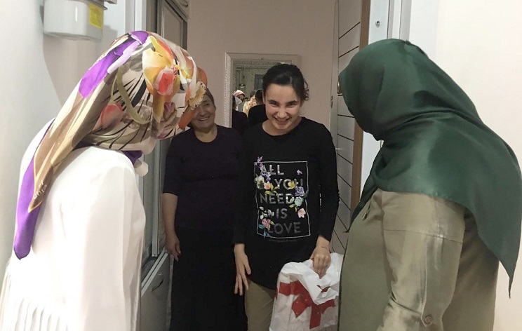 ONLARINDA GÖNÜLLERİNİ ALDILAR