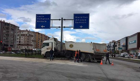 ÇORUM’DAKİ TIR KAZASI KORKUTTU