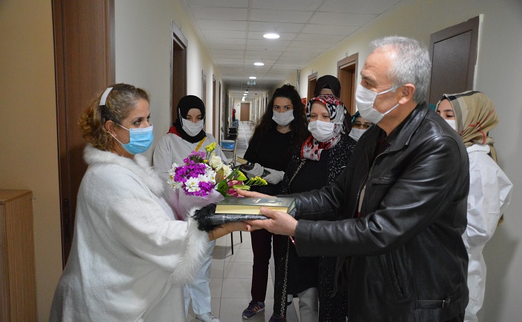 KARANTİNADAKİ ANNELERE SÜRPRİZ