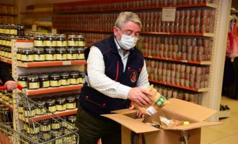 2 BİN ESNAFA ALIŞVERİŞ ÇEKİ DAĞITTIK