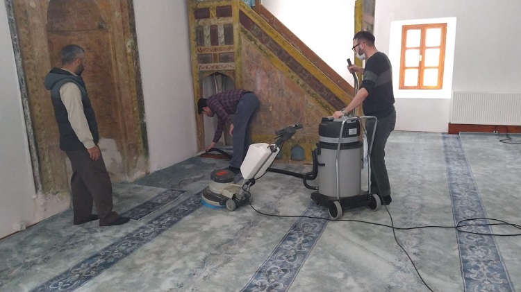 GÖNÜLLÜ OLARAK CAMİLERİ TEMİZLEDİLER