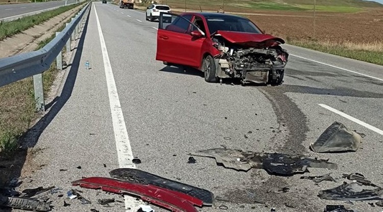 OTOMOBİL TIRA ARKADAN ÇARPTI