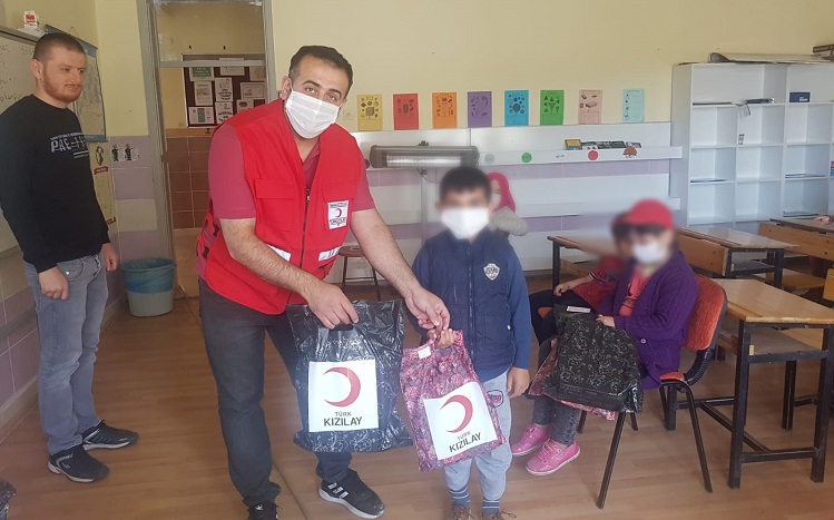 KIZILAY’DAN ÇOCUKLARA BAYRAMLIK
