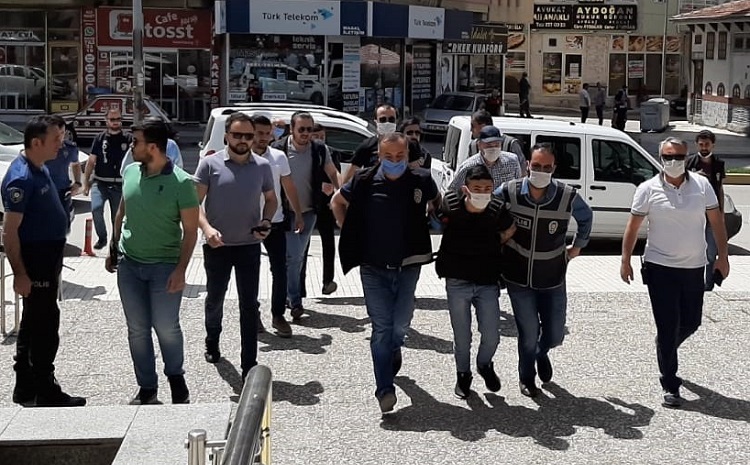 CİNAYET ZANLISI POLİSE YAKALANDI