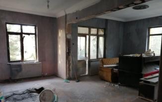 EVİ YANAN AİLE YARDIM BEKLİYOR