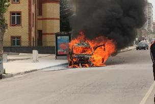 OTOMOBİL KISA SÜREDE KÜL OLDU