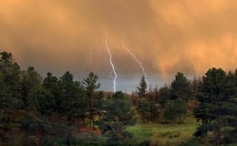 AİLENİN ÜZERİNE YILDIRIM DÜŞTÜ!