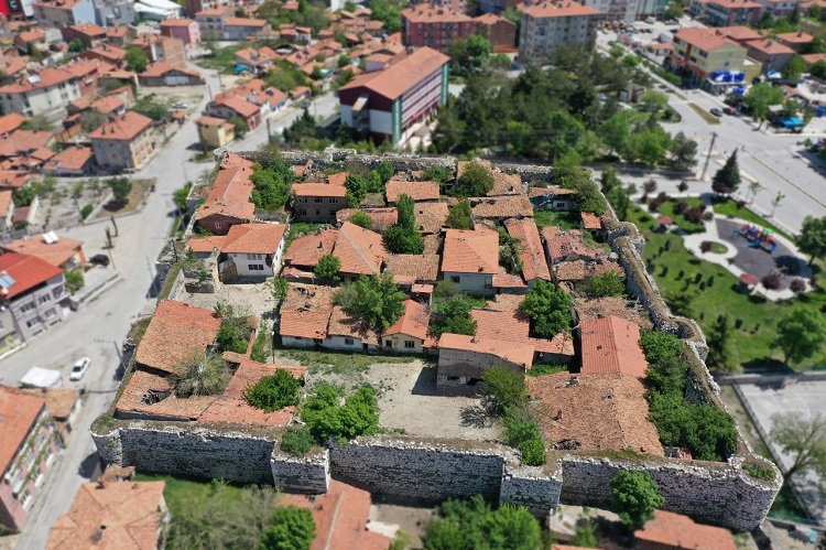 KALE İÇERİSİNDEKİ YAPILAR YIKILACAK