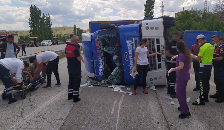 KARGO KAMYONU DEVRİLDİ: 2 YARALI