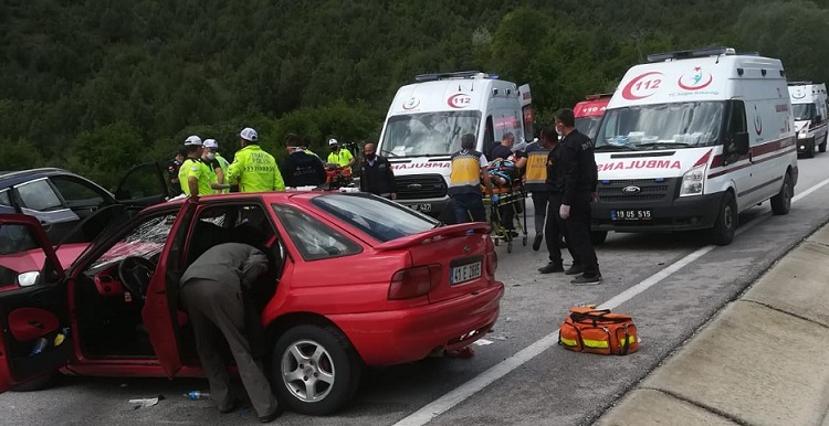 ZİNCİRLEME TRAFİK KAZASI: 8 YARALI