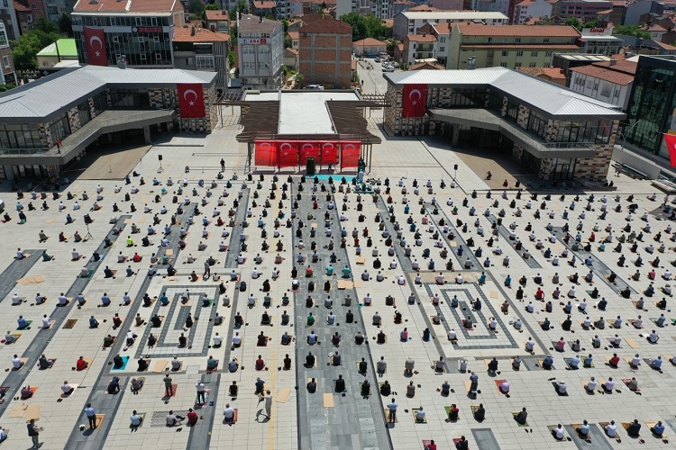 KADEŞ MEYDANINDA CUMA NAMAZI