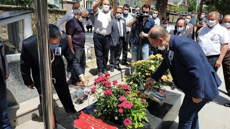 AYBÜKE ÖĞRETMEN MEZARI BAŞINDA ANILDI