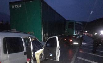 TIR’A İKİ OTOMOBİL ÇARPTI: 2 YARALI