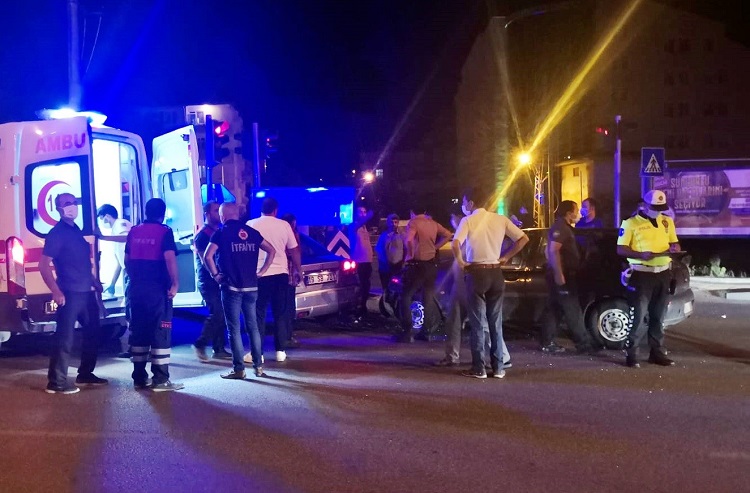 İKİ OTOMOBİL ÇARPIŞTI: 2 YARALI
