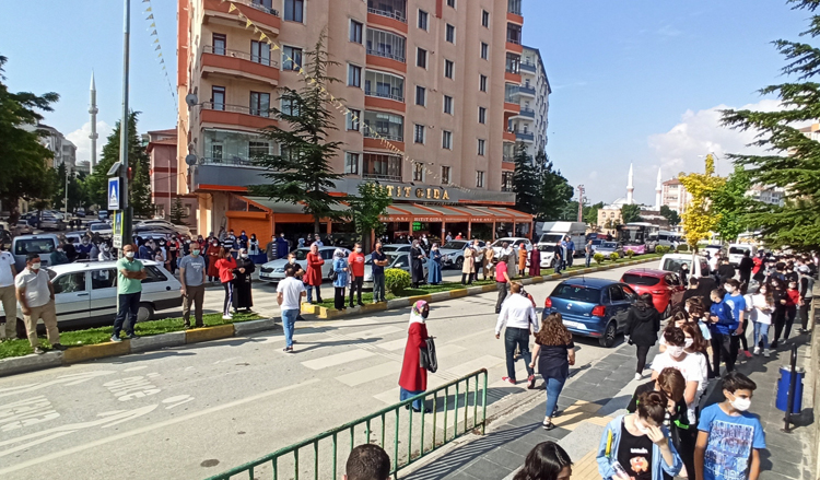 SOSYAL MESAFE UNUTULDU