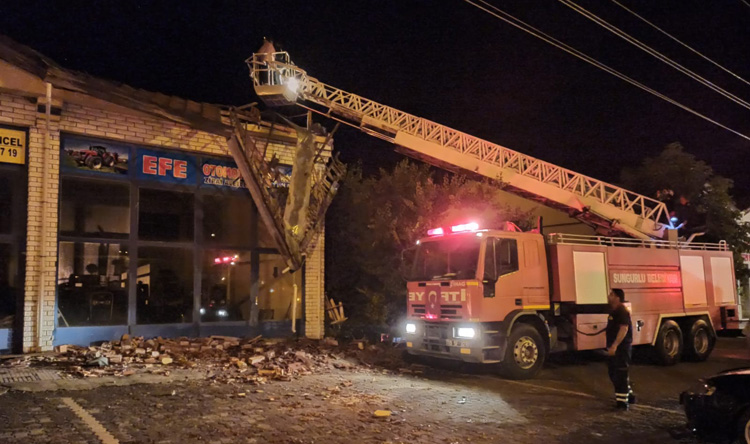 ŞİDDETLİ RÜZGAR ÇATILARI UÇURDU