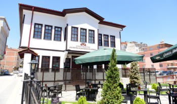 İKİ AÇILIŞ BİRDEN YAPIYOR