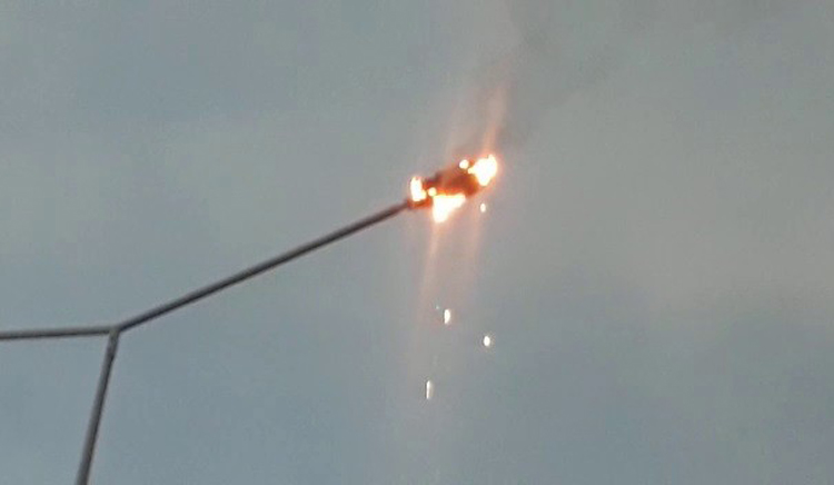 AYDINLATMA DİREĞİ ALEV ALDI