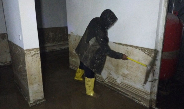 YAĞIŞTA, BODRUMLARI SU BASTI!