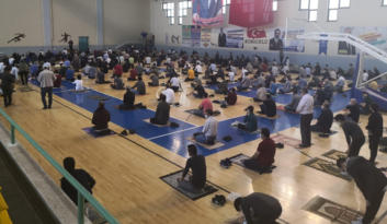 CUMA NAMAZI SPOR SALONUNDA KILINDI