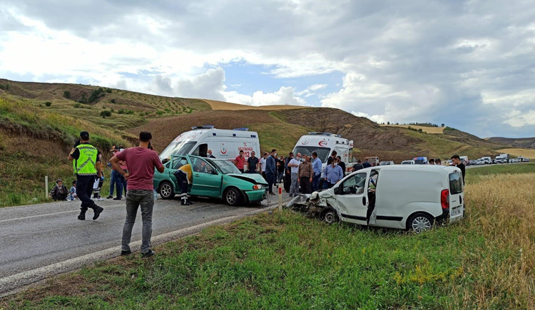 İSKİLİP YOLUNDA KAZA: 6 YARALI