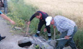 ÜÇ METRELİK KUYUYA DÜŞTÜ