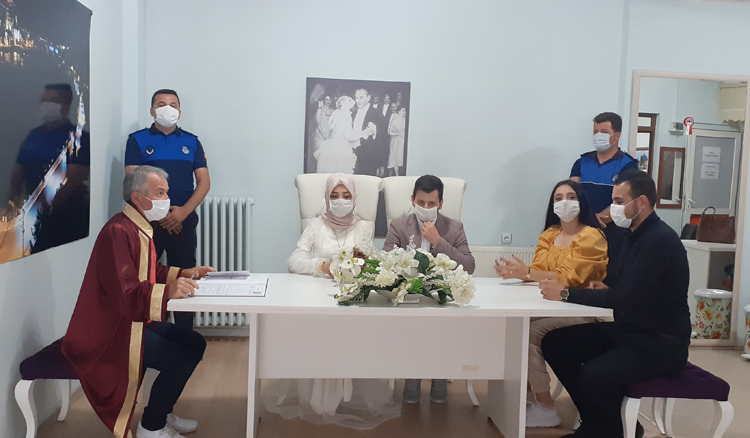 KORONA GÜNLERİNDE MASKELİ EVET