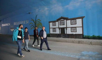 HASTANE GEÇİDİ RESİMLERLE SÜSLENDİ