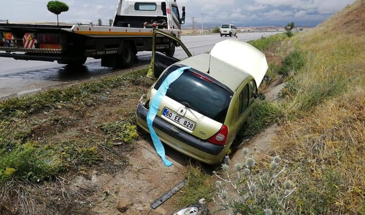 OTOMOBİL SU KANALINA UÇTU
