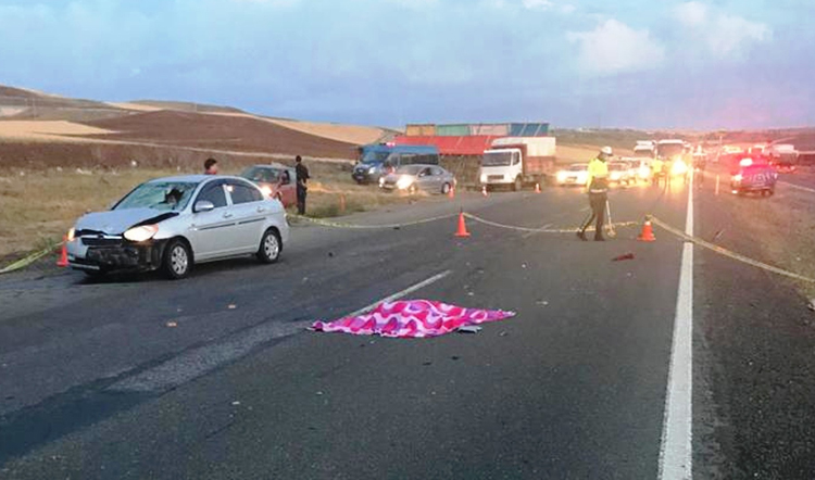 OTOMOBİLİN ÇARPTIĞI YAYA ÖLDÜ