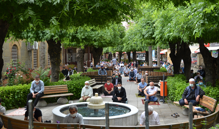 ÇORUM’DA SOSYAL MESAFELİ CUMA