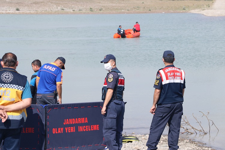 GÖLETTE KAYBOLAN GENÇ ARANIYOR
