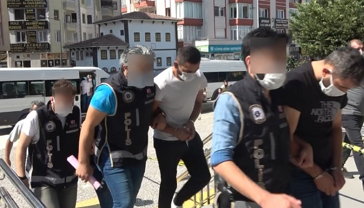 BAĞIŞ İSTEYEN 3 KİŞİ TUTUKLANDI