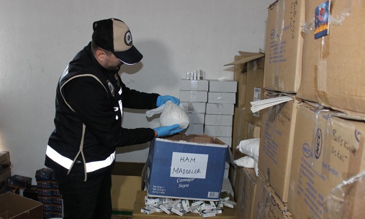 KUTULARDAN ÇIKAN POLİSİ ŞAŞIRTTI