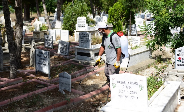 MEZARLIKLAR BAYRAMA HAZIRLANIYOR