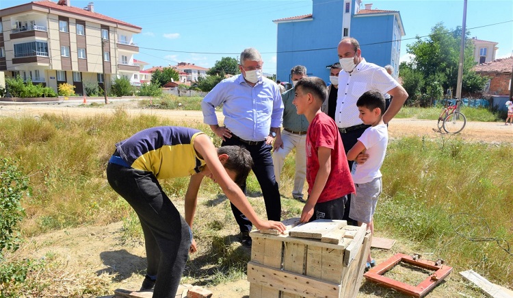 BAŞKAN AŞGIN ÇOCUKLARI SEVİNDİRDİ