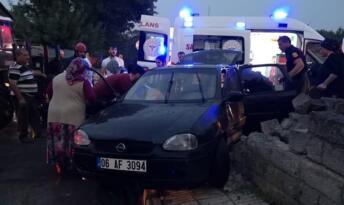 OTOMOBİL EVİN DUVARINA ÇARPTI