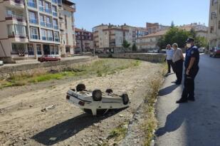 PARK HALİNDEKİ OTOMOBİL ÇAY’A UÇTU
