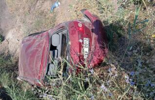 OTOMOBİL ŞARAMPOLE DEVRİLDİ