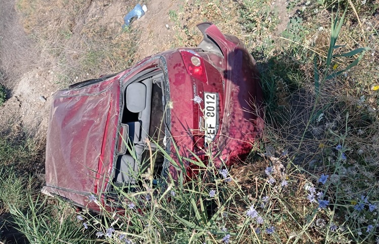 OTOMOBİL ŞARAMPOLE DEVRİLDİ